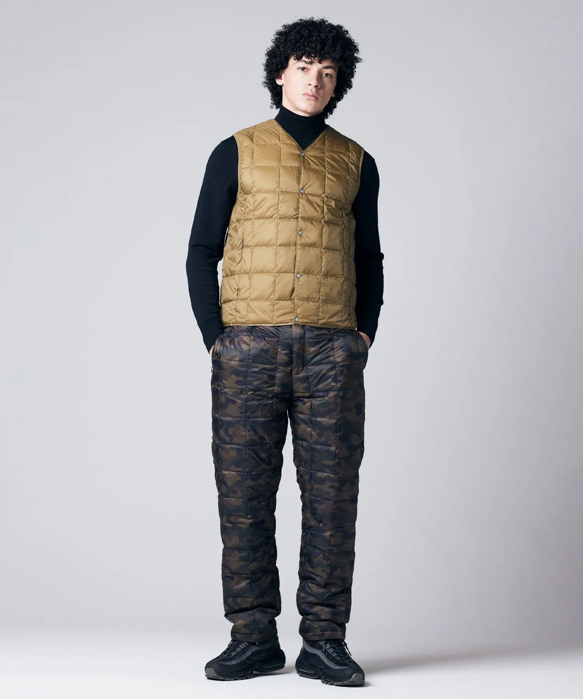 KHAKI／模特兒身高 180cm／穿著尺寸 L