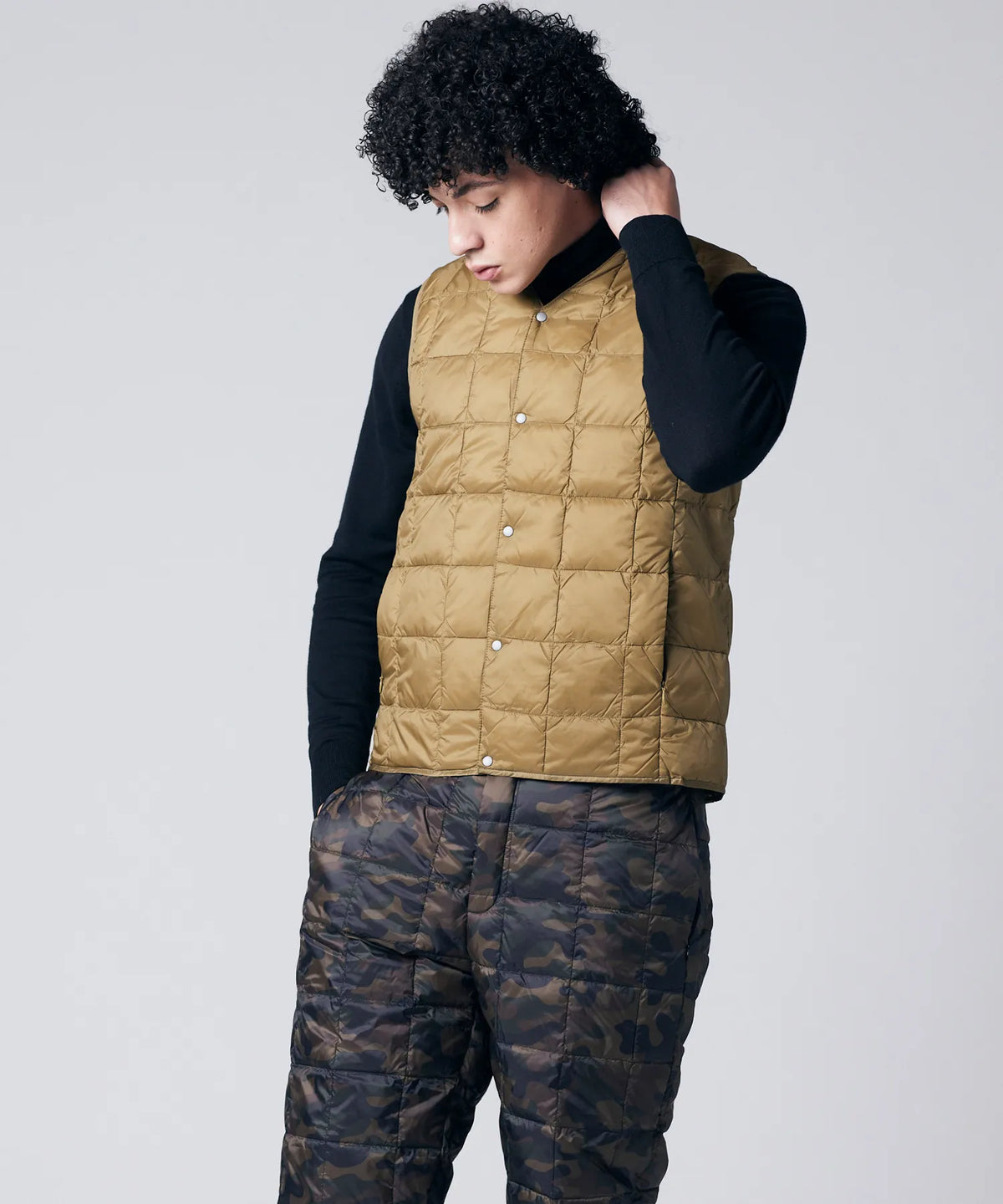 KHAKI／模特兒身高 180cm／穿著尺寸 L