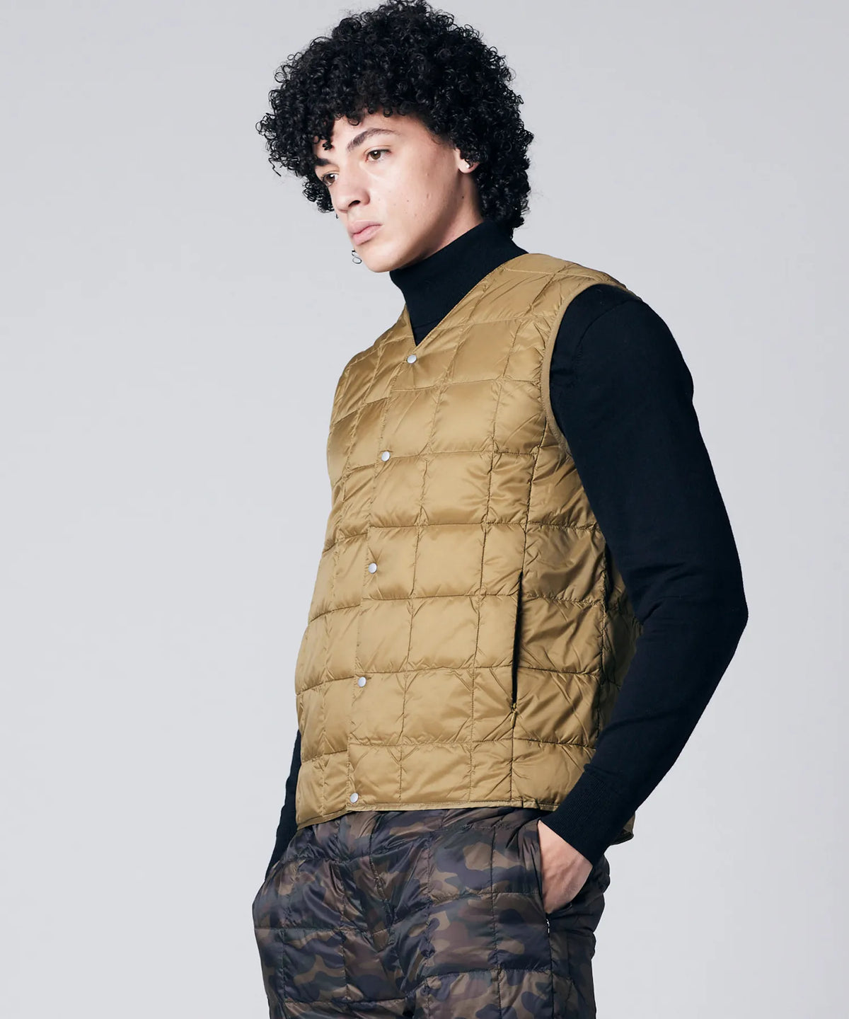 KHAKI／模特兒身高 180cm／穿著尺寸 L