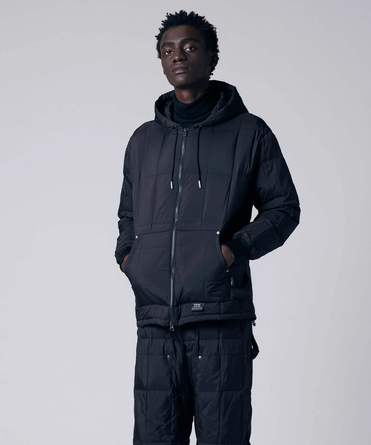 BLACK／模特兒身高 184cm／穿著尺寸 L