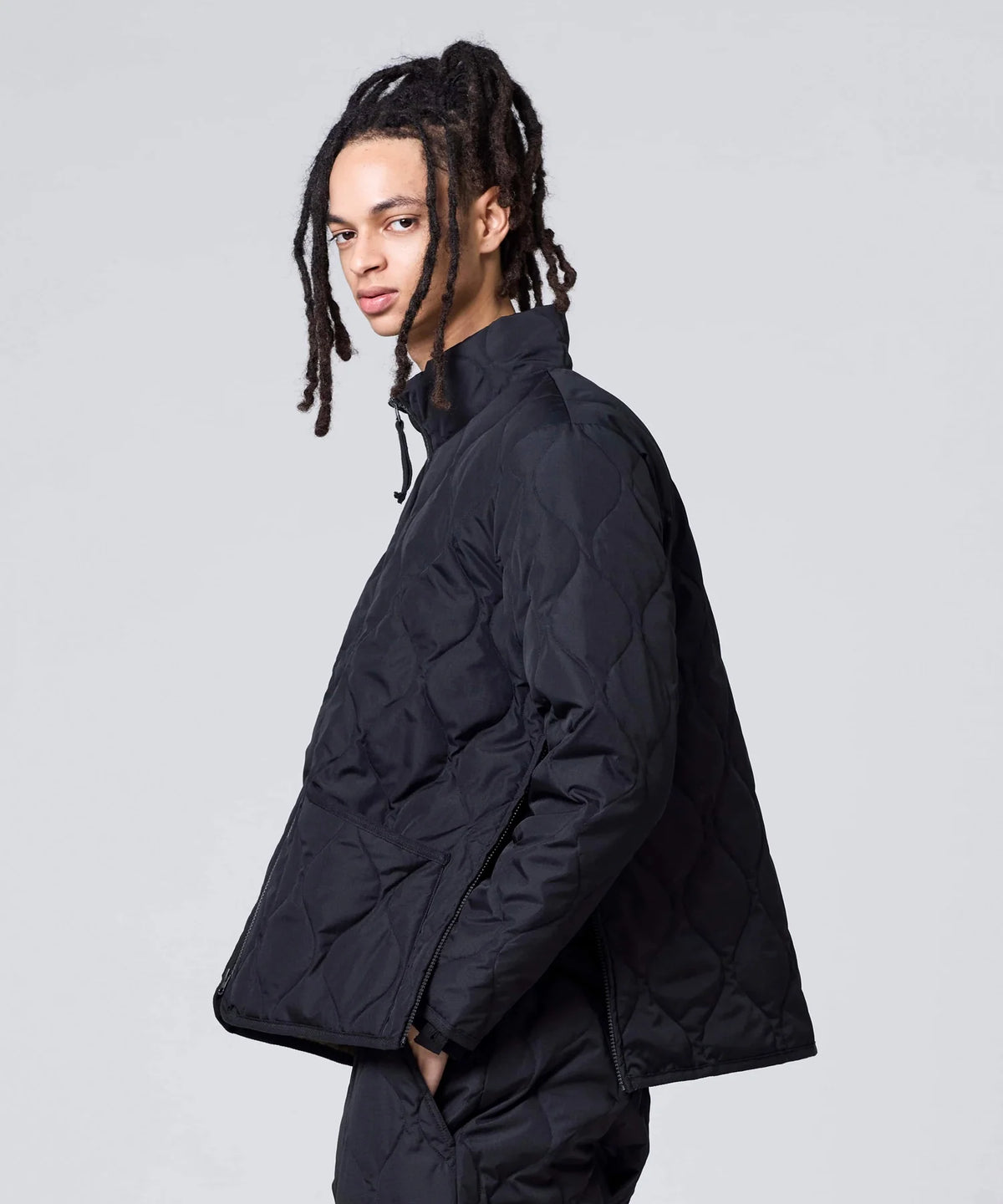 BLACK／模特兒身高 181cm／穿著尺寸 L