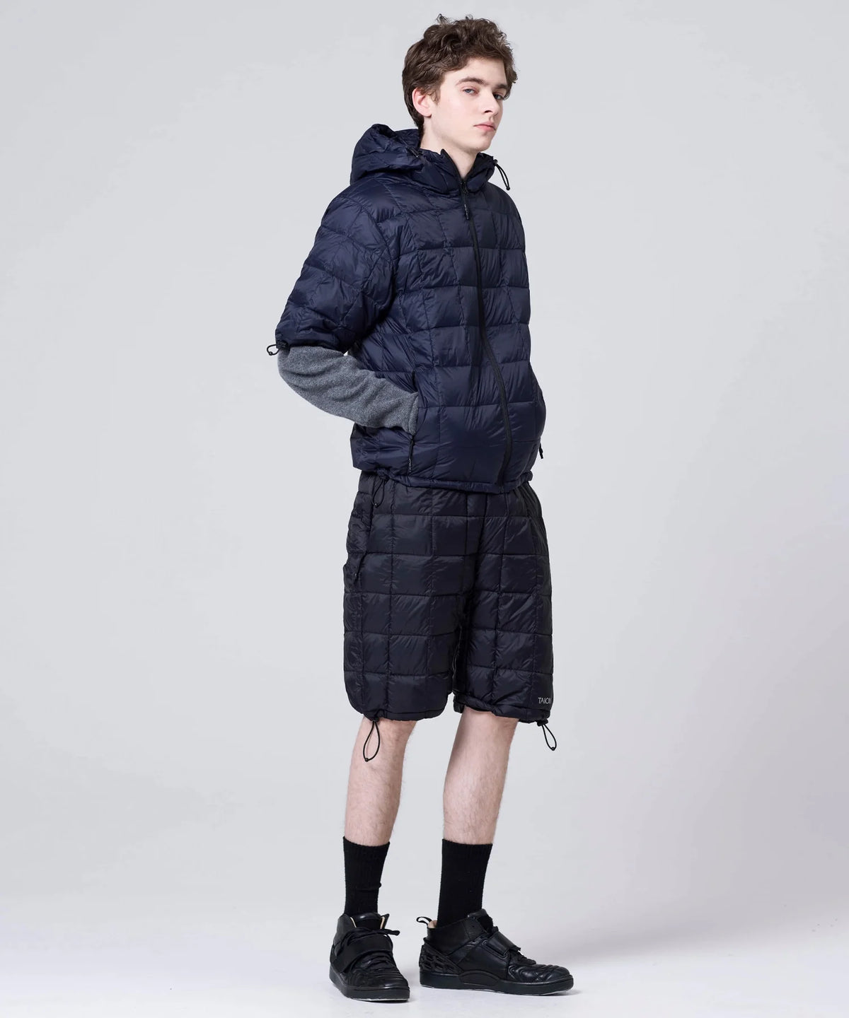 BLACK／模特兒身高 182cm／穿著尺寸 L