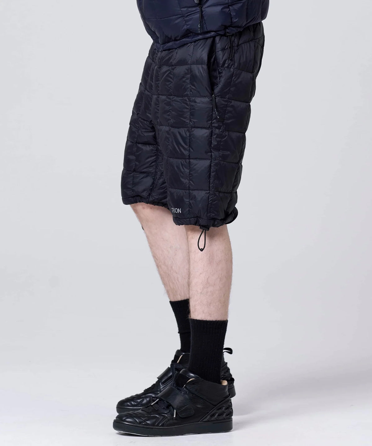 BLACK／模特兒身高 182cm／穿著尺寸 L