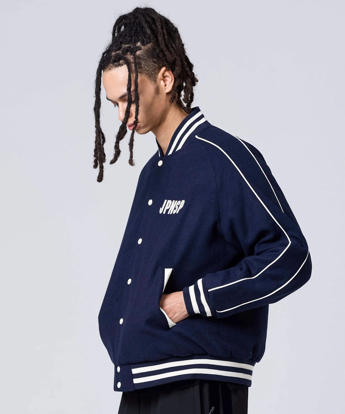 D.NVY×OFF（正面）／模特兒身高 181cm／穿著尺寸 L