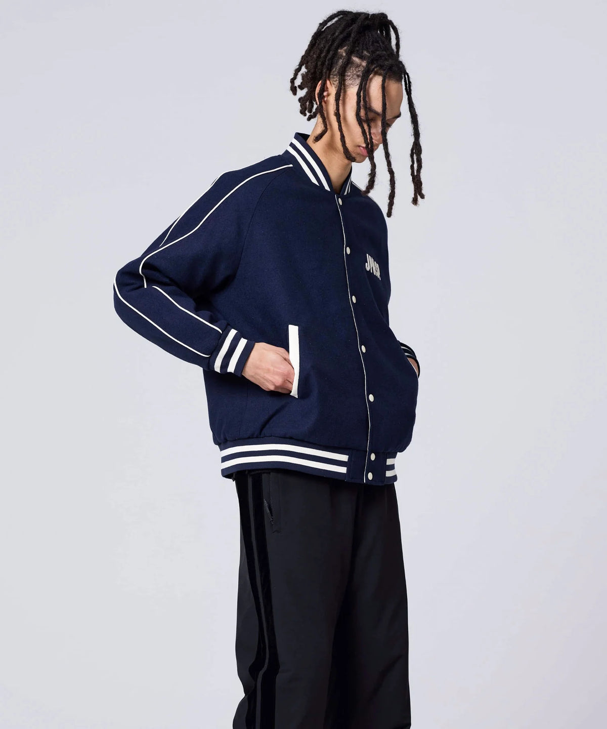 D.NVY×OFF（正面）／模特兒身高 181cm／穿著尺寸 L