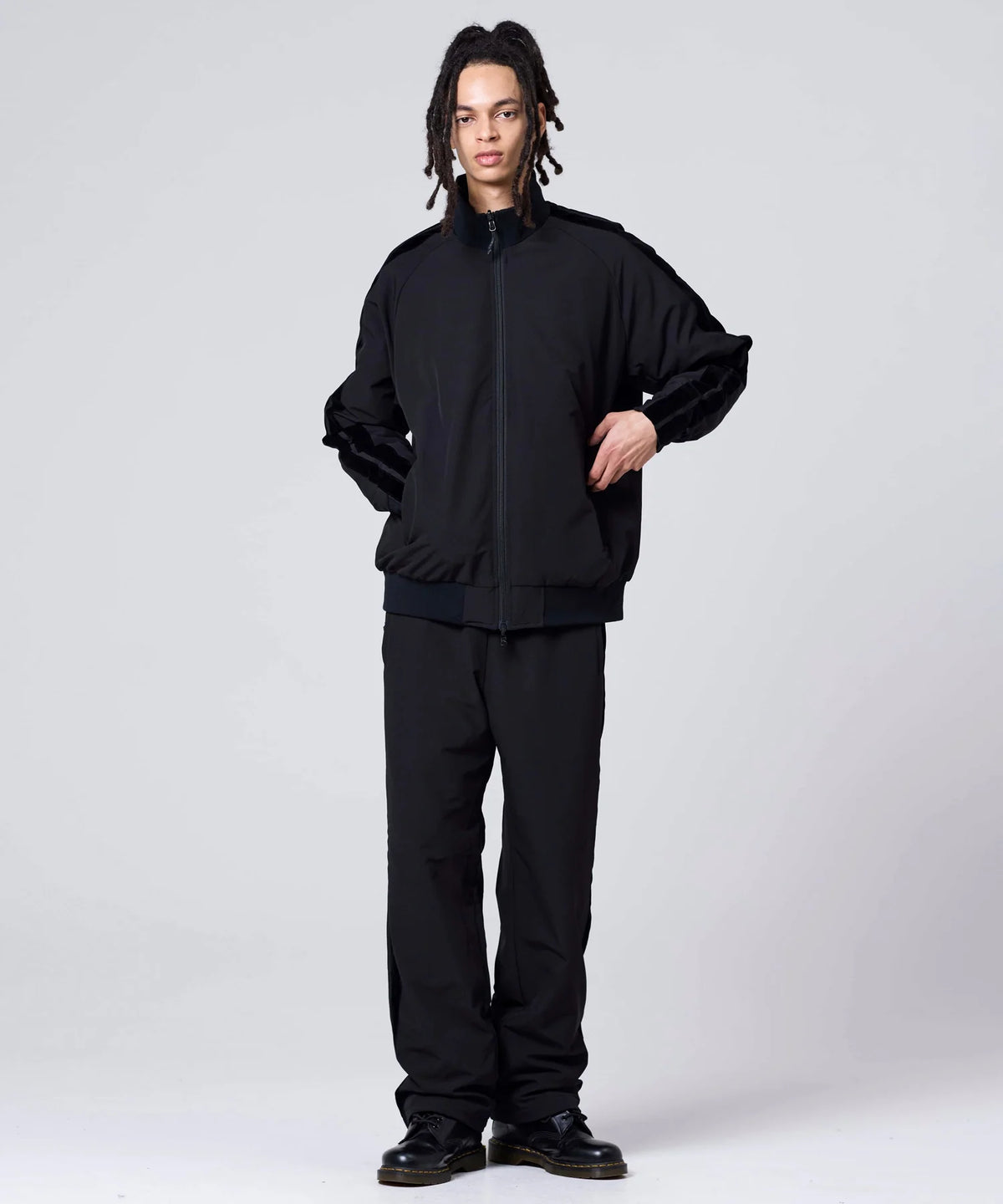 BLACK×BLACK（正面）／模特兒身高 181cm／穿著尺寸 L