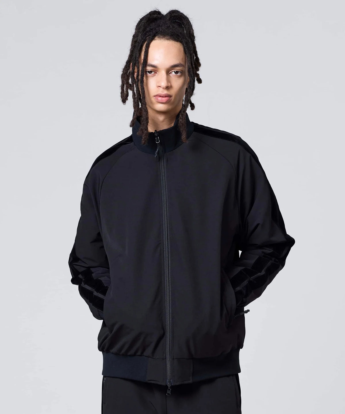 BLACK×BLACK（正面）／模特兒身高 181cm／穿著尺寸 L