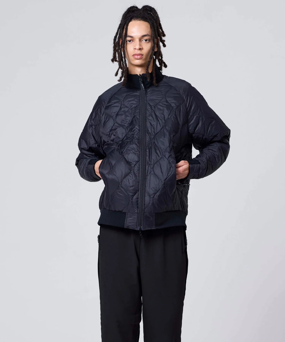 BLACK×BLACK（反面）／模特兒身高 181cm／穿著尺寸 L