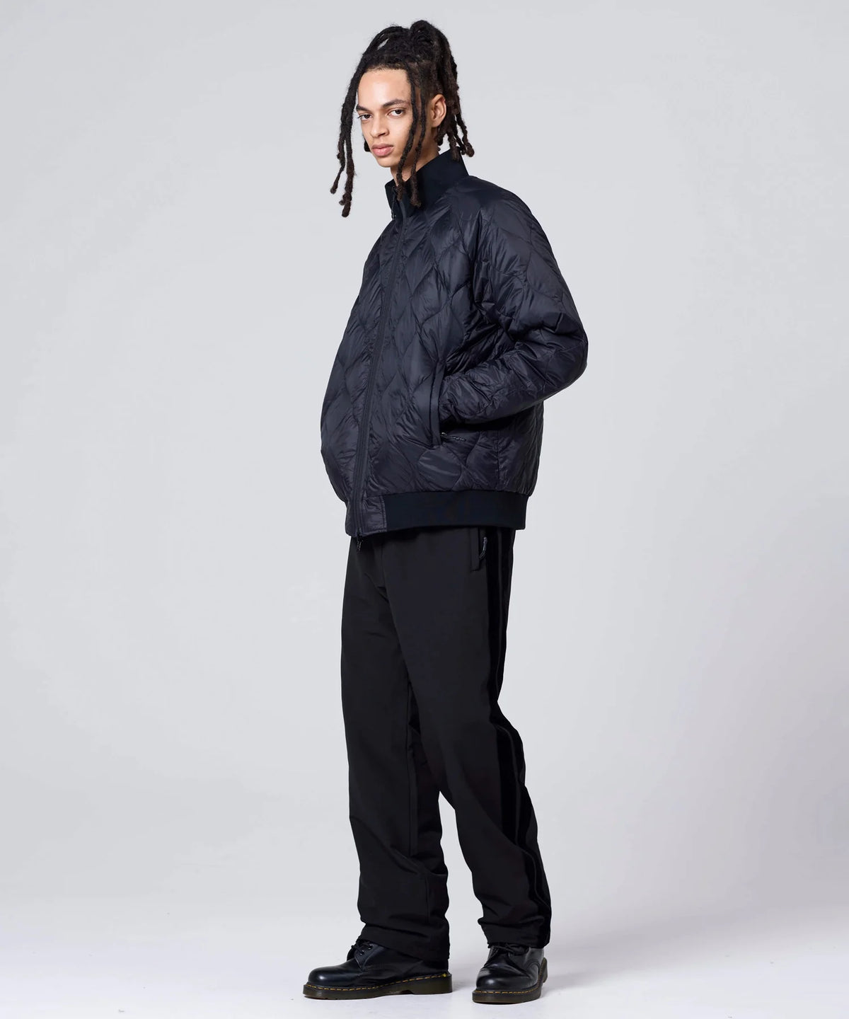 BLACK×BLACK（反面）／模特兒身高 181cm／穿著尺寸 L
