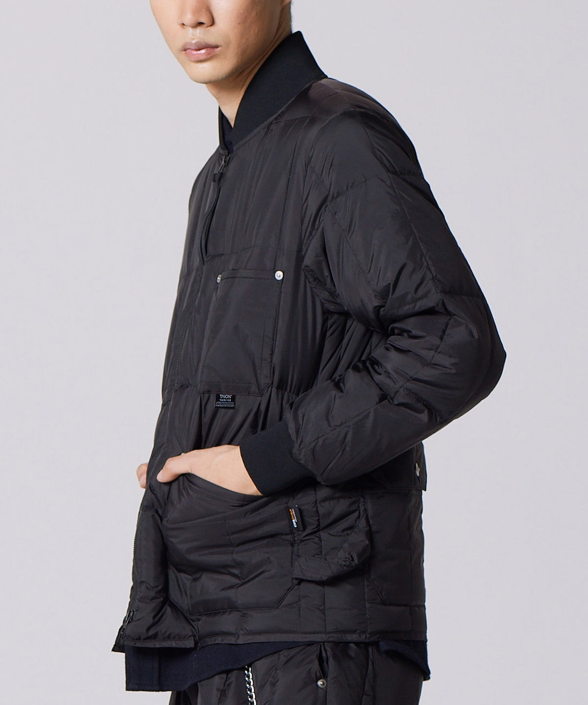 BLACK／模特兒身高 180cm／穿著尺寸 L