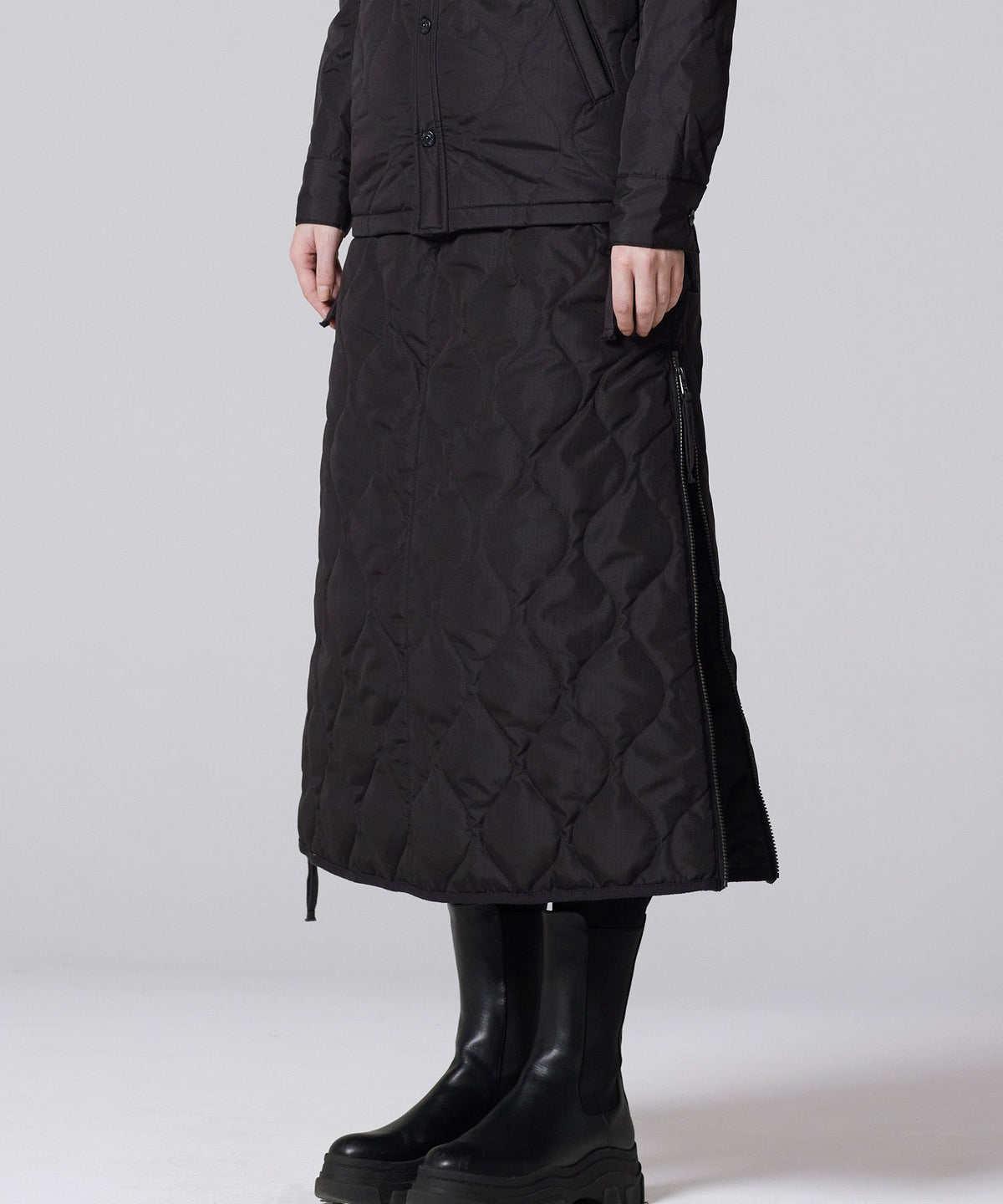 BLACK／模特兒身高 172cm／穿著尺寸 L