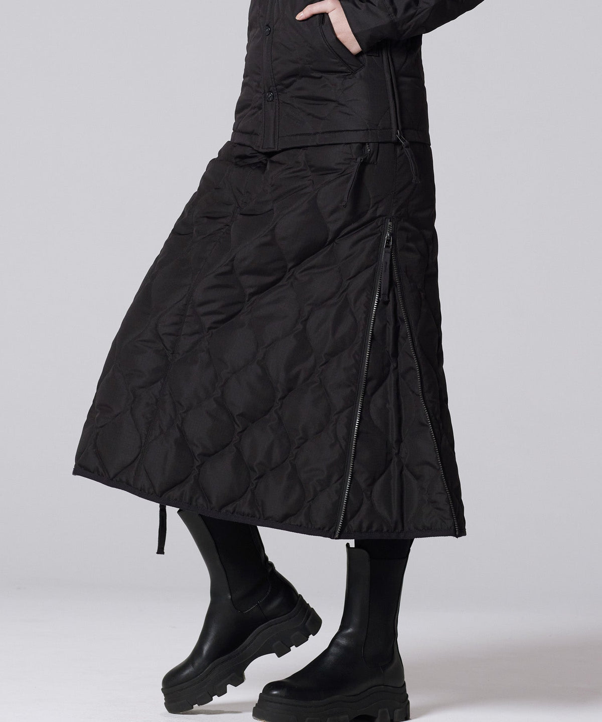 BLACK／模特兒身高 172cm／穿著尺寸 L